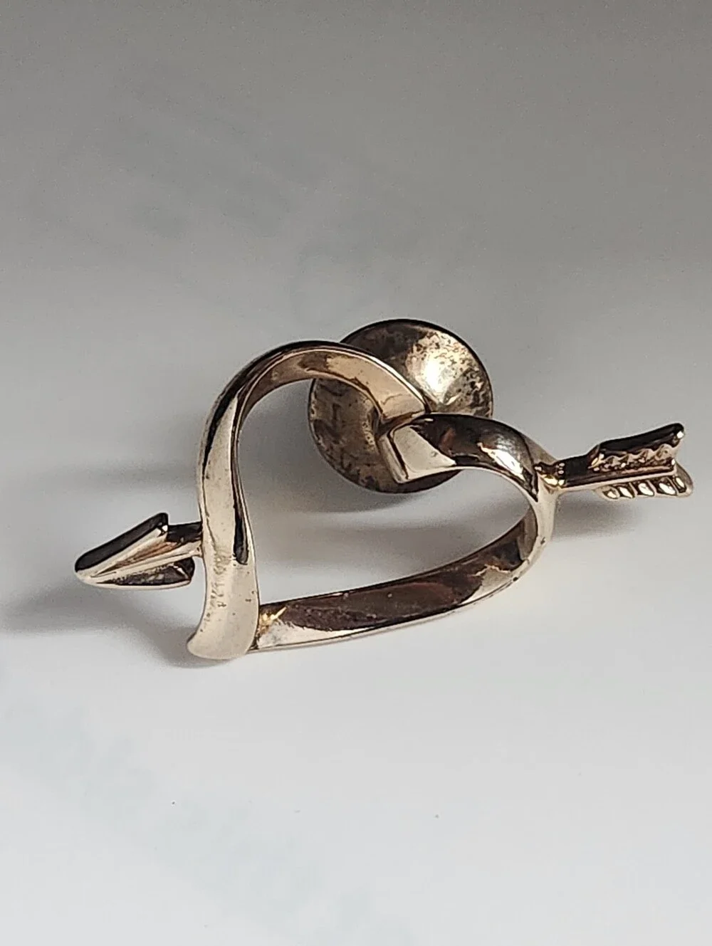 Vtg Avon Gold Tone Open Heart with Arrow Accent Pin Brooch